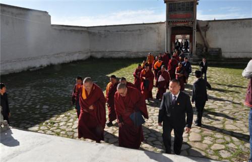 全体理事共计50余人赴刚察大寺实地考察观摩寺院社会管理工作开展情况