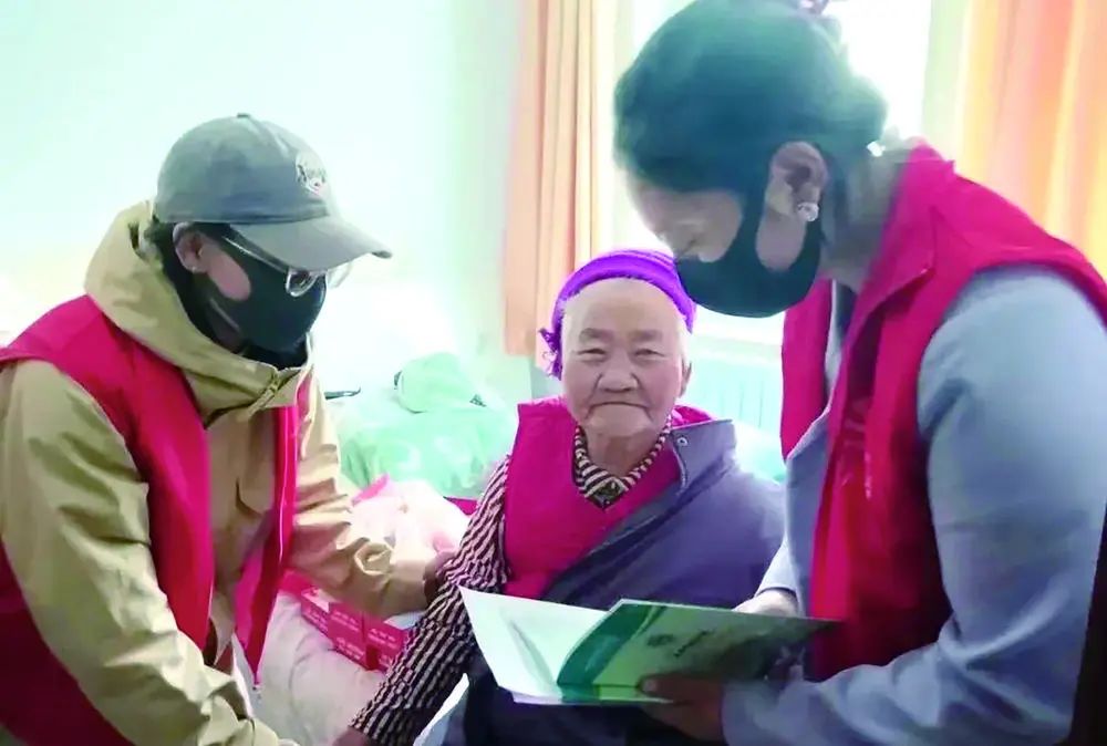 为老助老“金晖行动”志愿服务。共青团刚察县委提供 图片