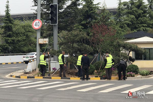 一群人在路边劳动