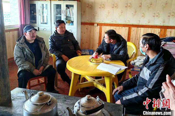 图为郭守财(右二)入户走访。 刚察县委组织部供图 图为郭守财(右二)入户走访。 刚察县委组织部供图