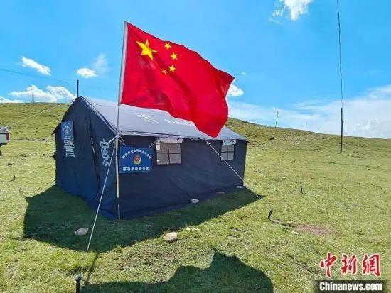 资料图为刚察县公安局城关派出所的夏季“移动警务室”。海北州公安局供图 图片