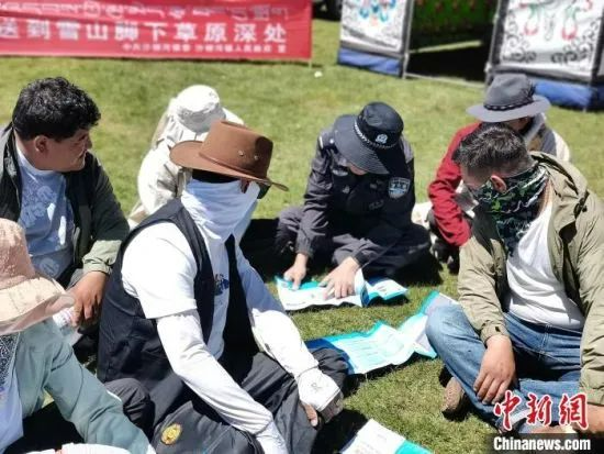 资料图为“移动警务室”的民辅警们开展日常法治宣传工作。海北州公安局供图 图片