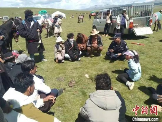 资料图为“移动警务室”的民辅警们开展日常法治宣传工作。海北州公安局供图 图片